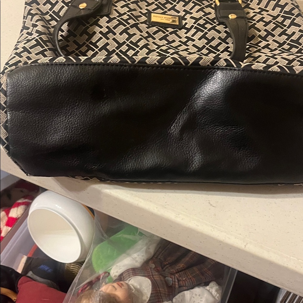 Tommy Hilfiger Black and Cream Geometric Tote - Picture 8 of 10